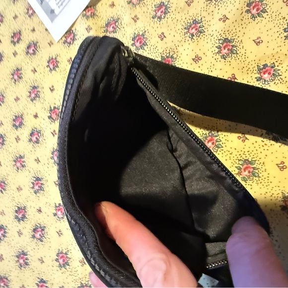 Lululemon Black Belt Bag 1L NWOT - Picture 6 of 9